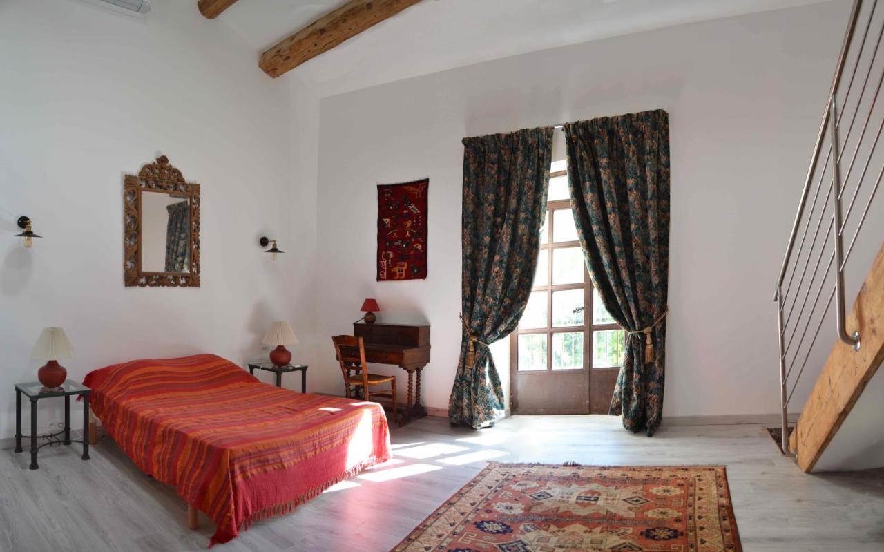 Chambres d hôtes de charme dans Mas La Souvine du 17ème, chambres climatisées Bédarrides Esterno foto