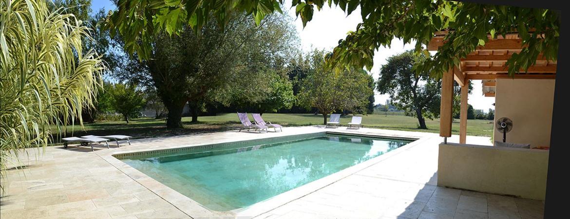 Chambres d hôtes de charme dans Mas La Souvine du 17ème, chambres climatisées Bédarrides Esterno foto